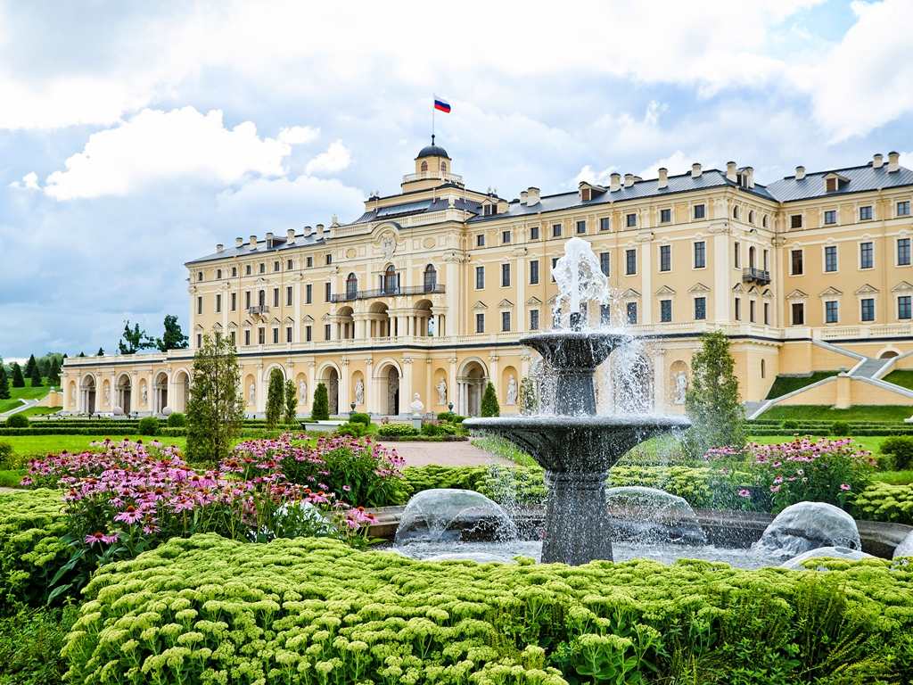 Konstantinovsky Palace: "Last and present centuries"